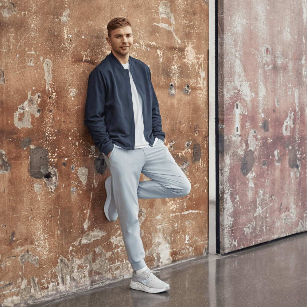 Christoph Kramer steht lässig da mit Rieker Sport Schuhen in hellgrau