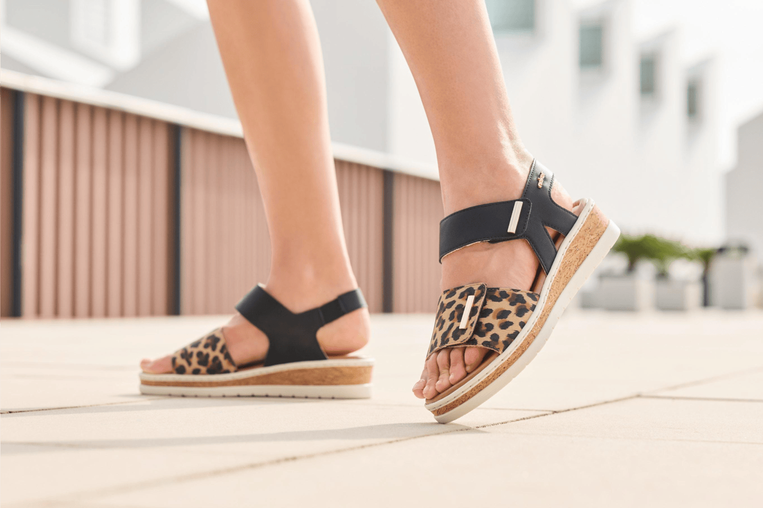 Riemchensandalen v4181-00 mit Leoprint.