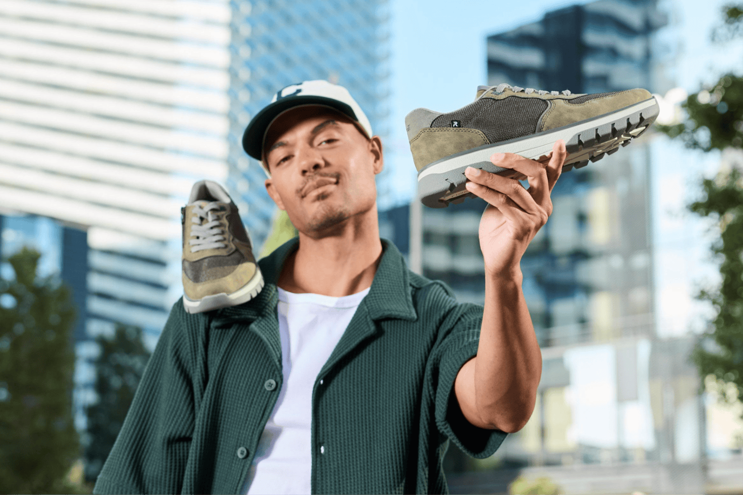Mann hält Rieker Sneaker b9302-54 für den Frühling.