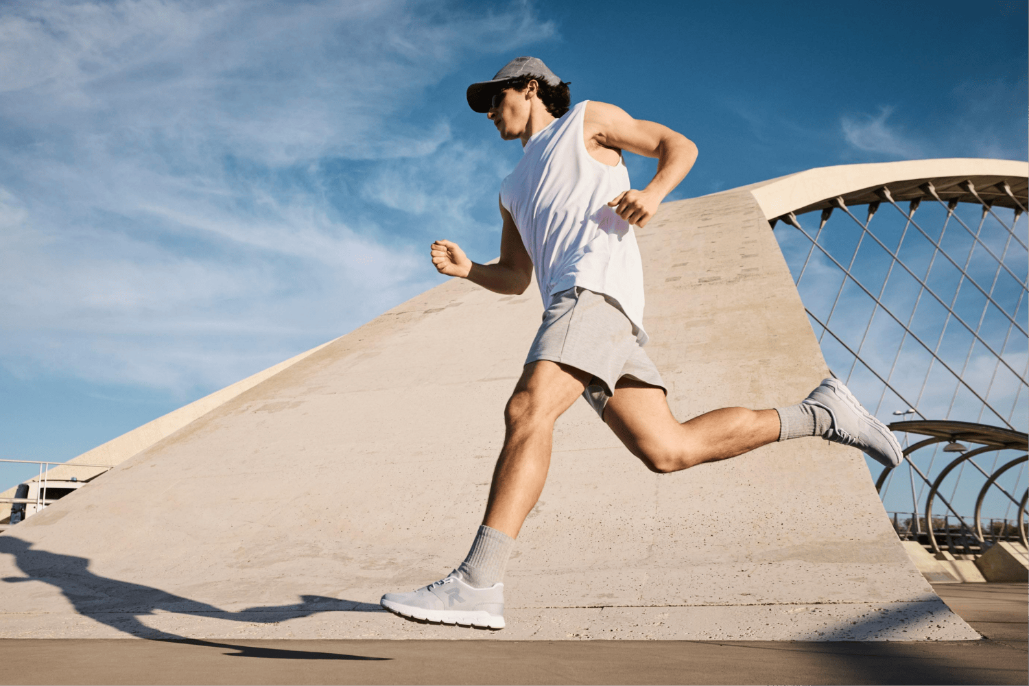 Mann beim Joggen mit Rieker Sport Laufschuhen in hellgrau