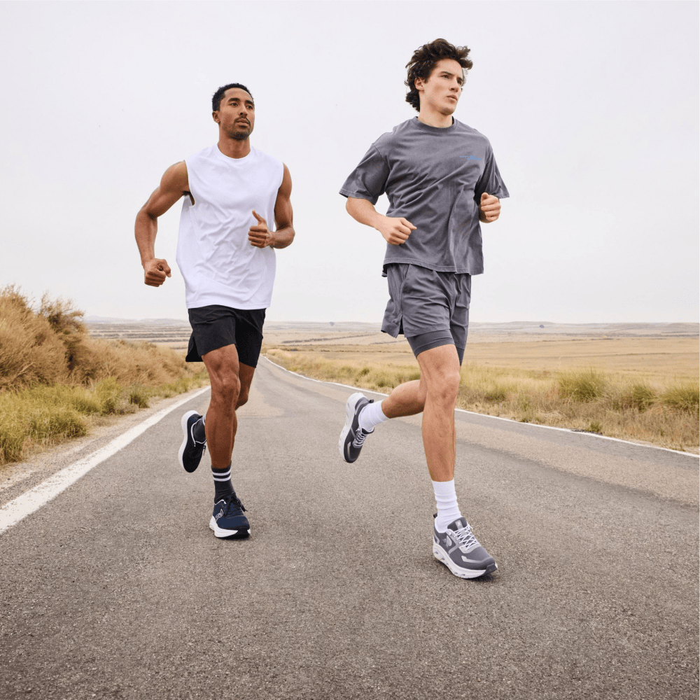 Männer joggen in Rieker Laufschuhen.