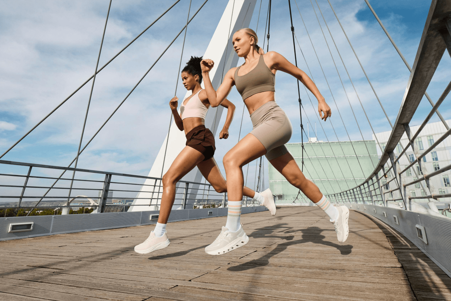 Frauen joggen in beigen Rieker Damen Sneaker