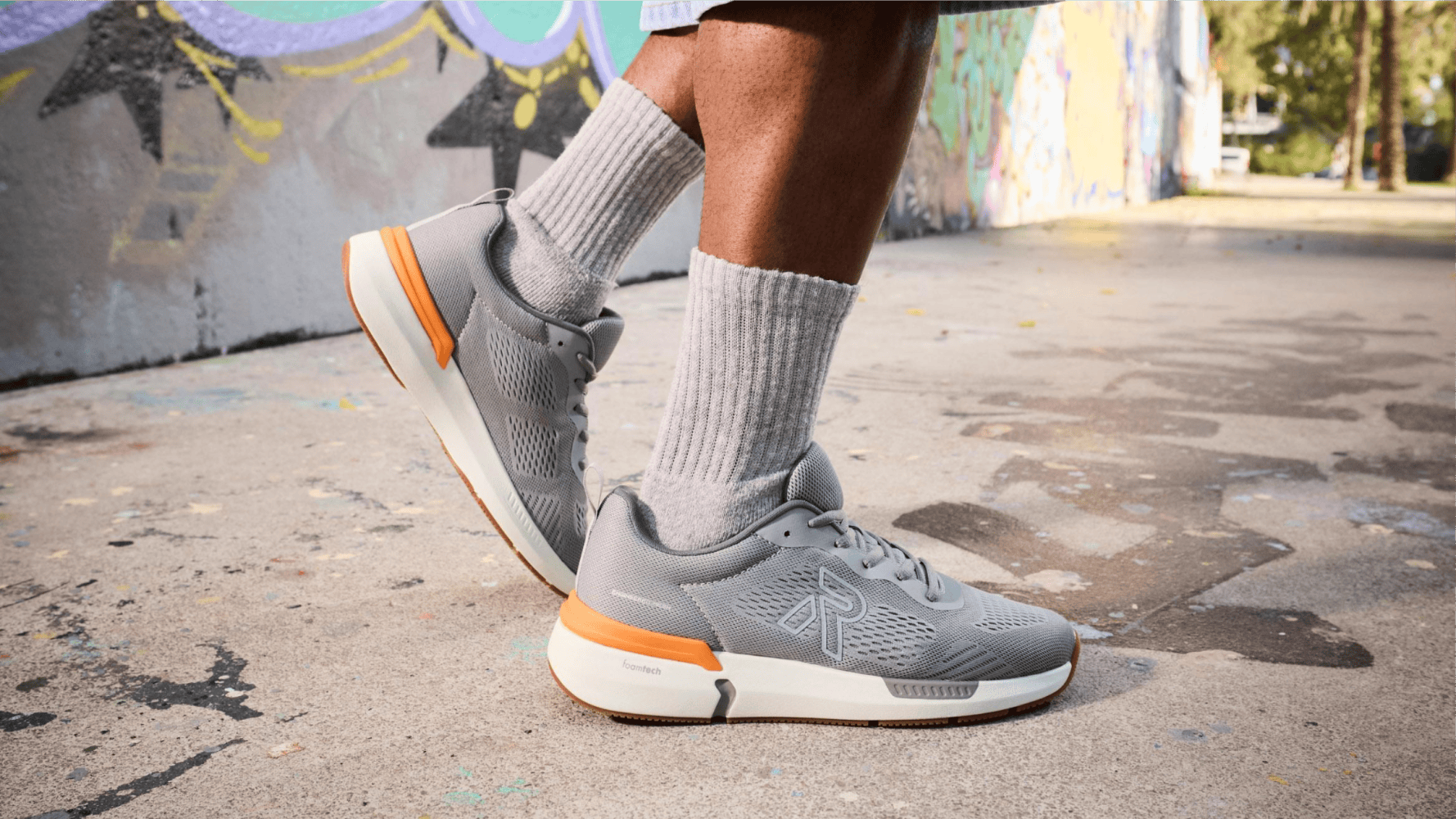 Homme portant des chaussures Rieker Sport avec semelle intérieure ultra-souple U1404-40.
