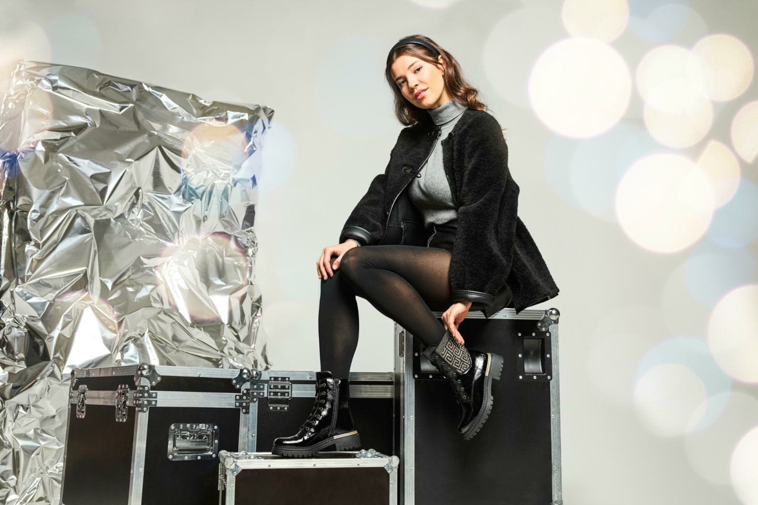 Femme portant des bottes motardes 72607-00 de Rieker.