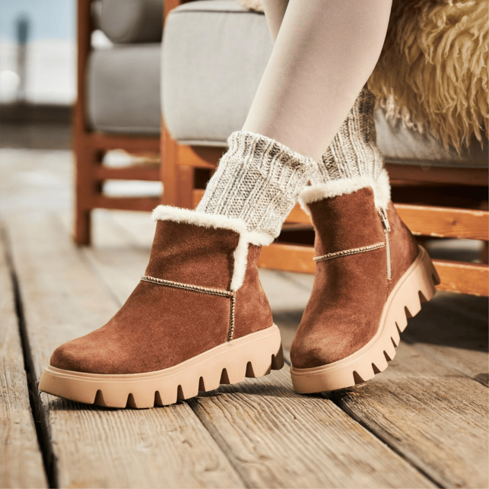 Une femme porte des chaussures d\'hiver w2071-20 avec semelle thermique de Rieker
