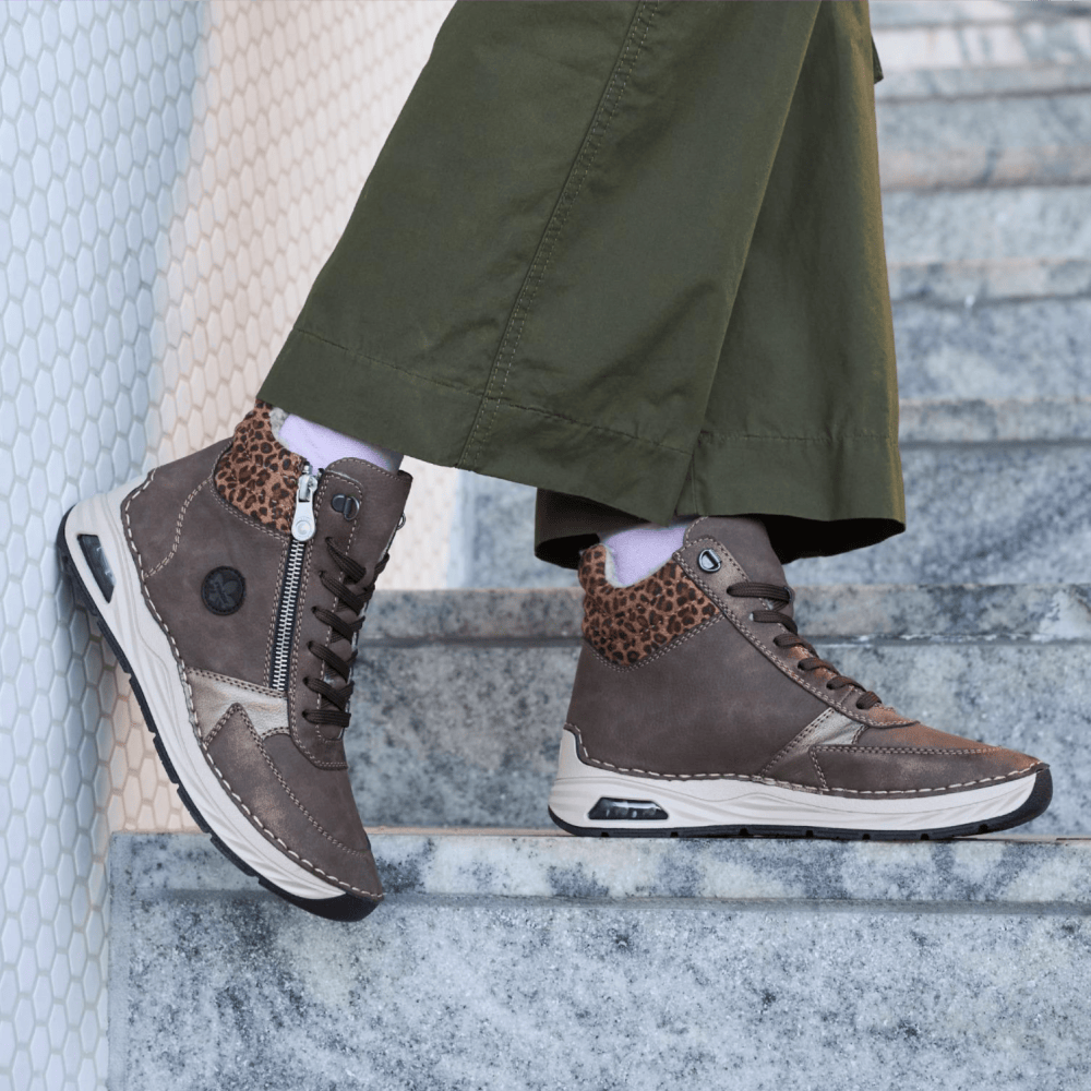 Bottes à lacets pour femme 44565-25 avec Rieker Air.