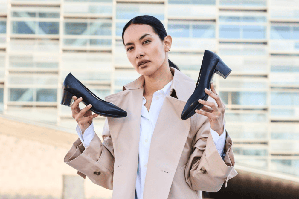 Une femme présente des escarpins élégants pour femmes 44650-04 de Rieker.