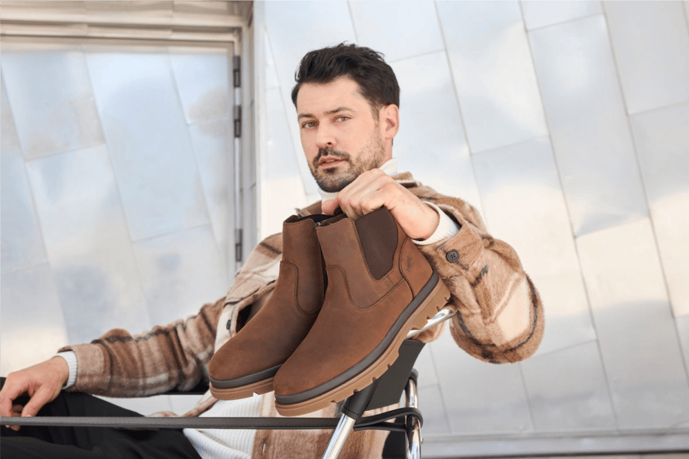 Homme tenant des bottines Chelsea f7051-23.