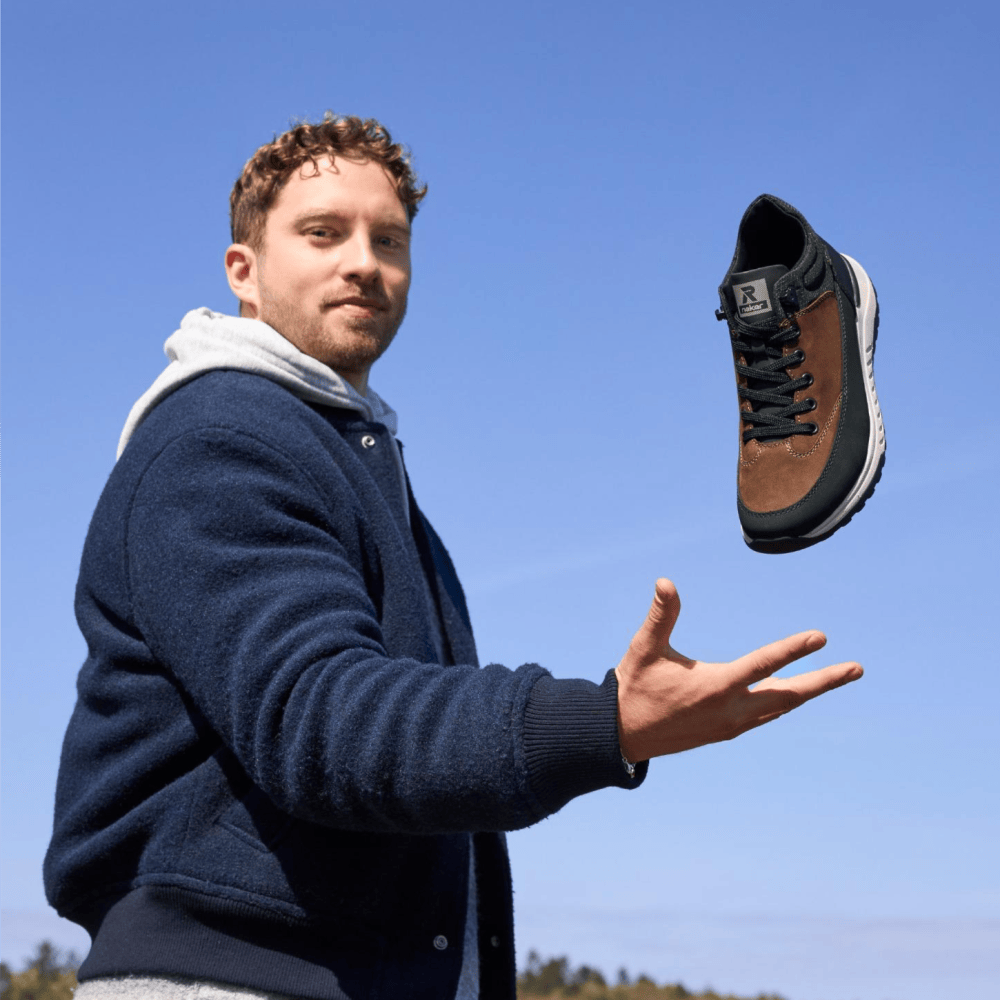 L\'homme tient les bottes à lacets u0173-22 pour hommes Rieker.