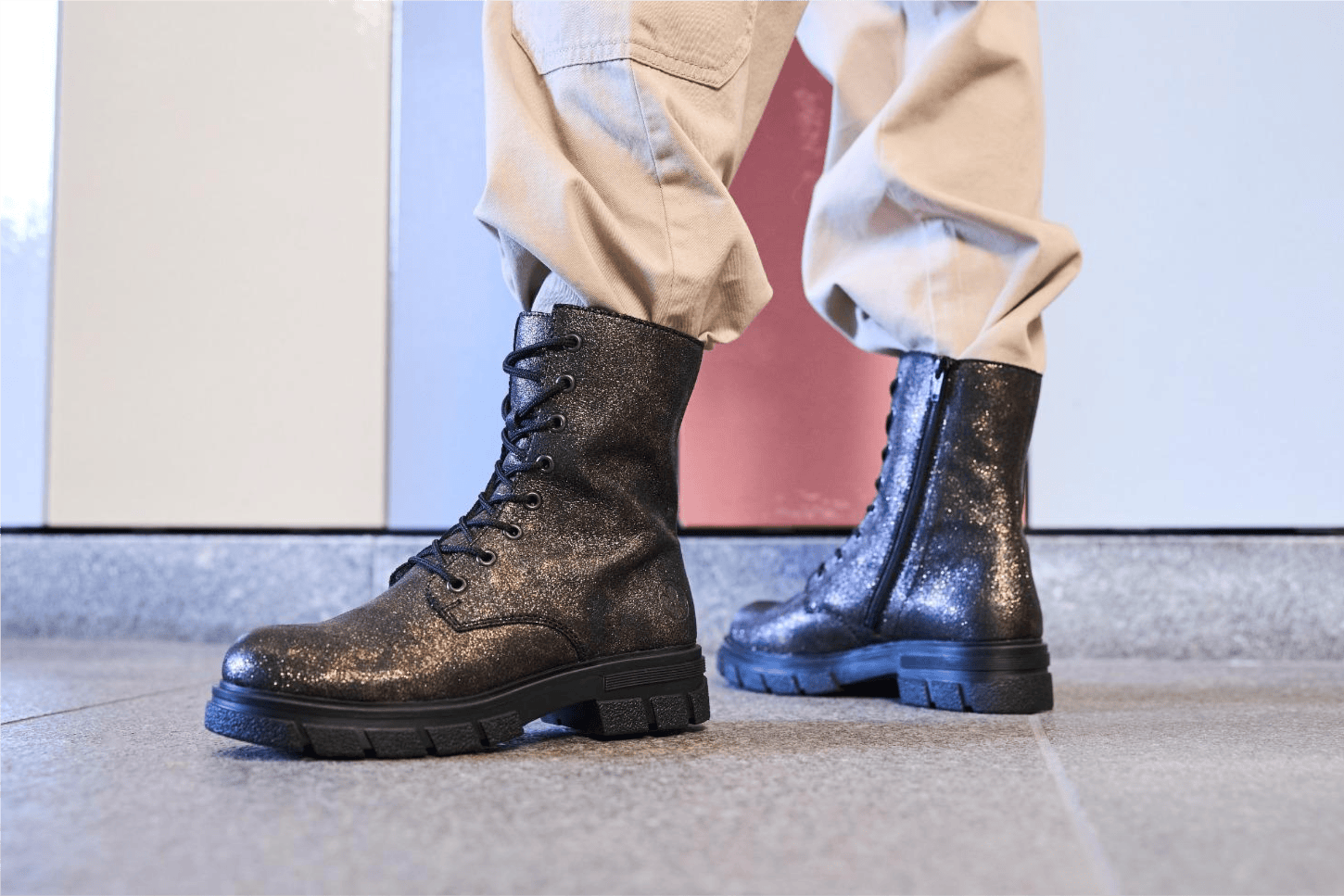 Des bottines noirs 77520-00 pour femmes de la marque de chaussures Rieker.