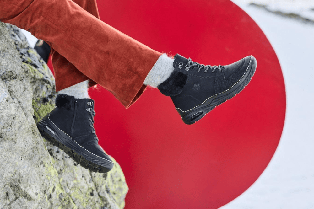Frau trägt warme Winterschuhe 44555-00 von Rieker.