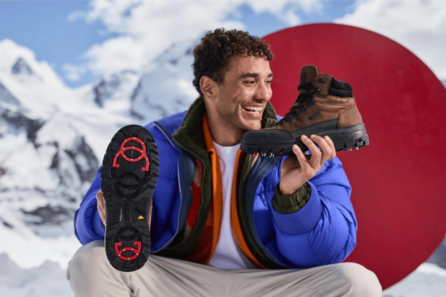 Mann hält Rieker Winterstiefel f5411-25 mit Flip Grip Funktion