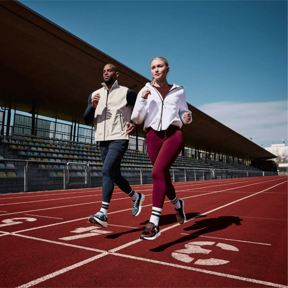 Les mannequins de Rieker font leur jogging avec les chaussures de sport M9000-32 et U3500-14.