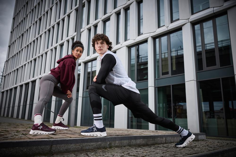 Les joggeurs portent des chaussures Rieker Sport Stratfort.