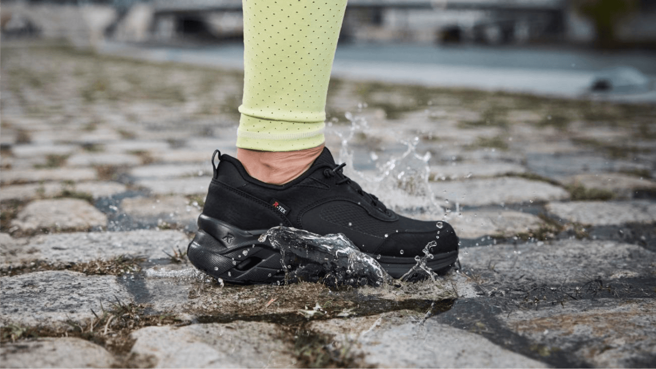 Mann im Wald beim Trekking mit Rieker TEX Schuhen