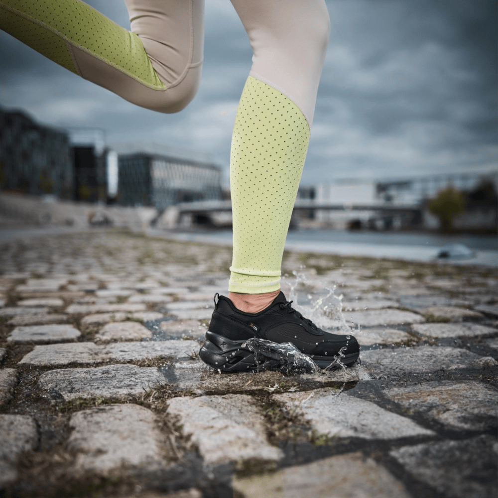 Mann trägt Rieker Sport Sneaker mit RiekerTEX Membran.