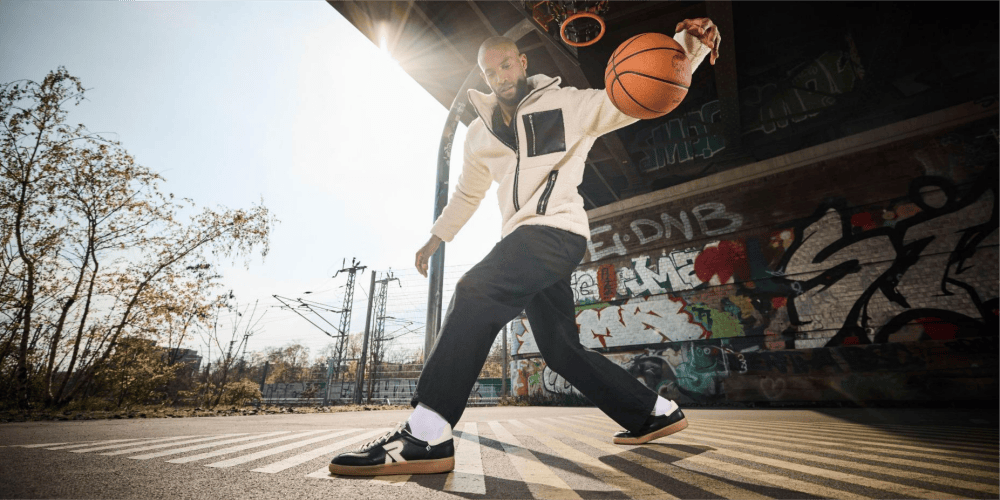 Homme s\'appuyant d\'une main sur le sol et portant des Sneakers San Diego U2200-00 de Rieker.