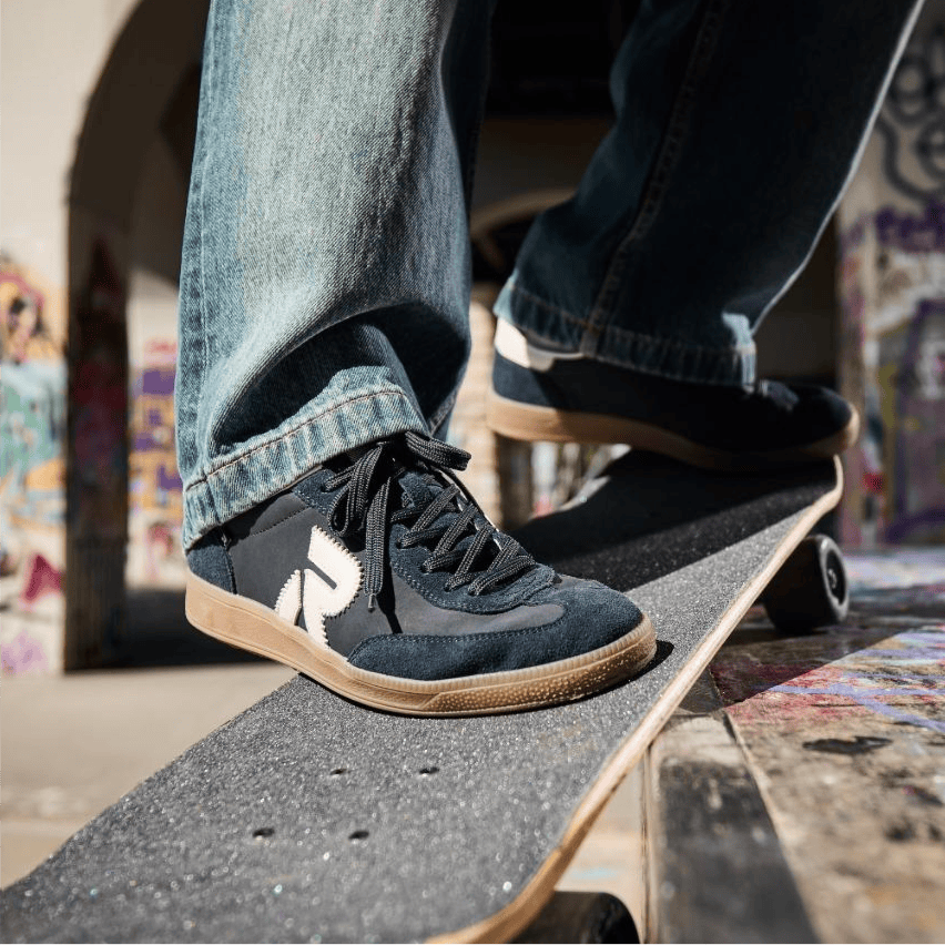 Un homme porte des baskets San Diego modèle u2200-16 dotées d\'une semelle intérieure cambrée.