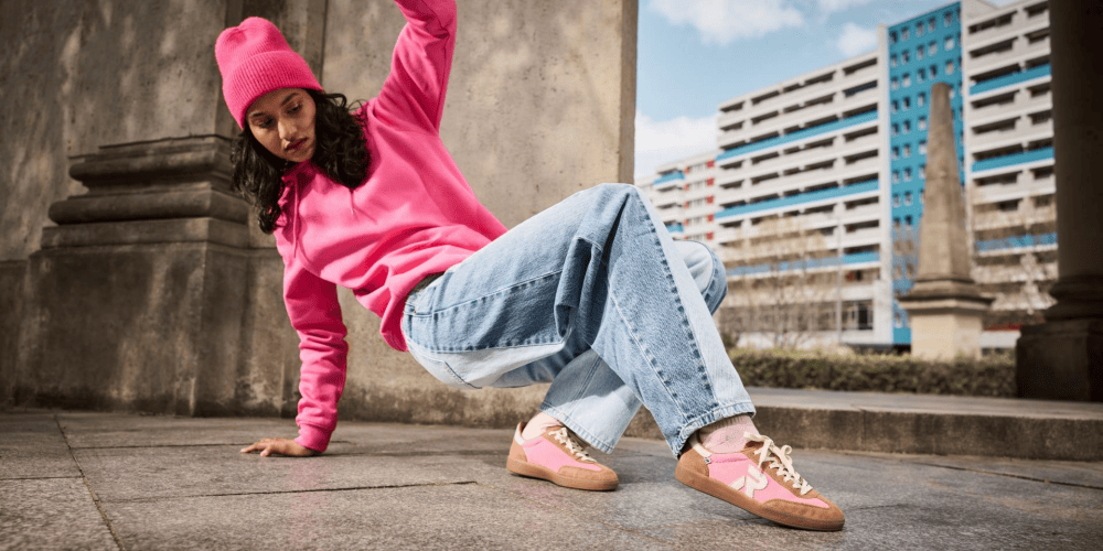 Une femme danse en Sneaker San Diego W2200-32 de Rieker