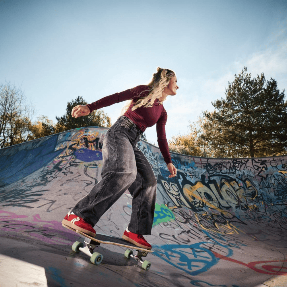 Frau fährt Skateboard in Rieker Sneaker san diego w2200-33