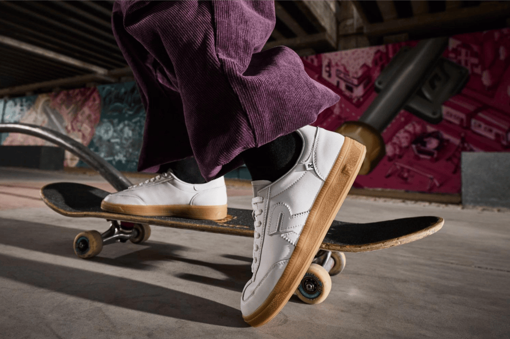 Femme portant des baskets rétro blanches San Diego w2200-80