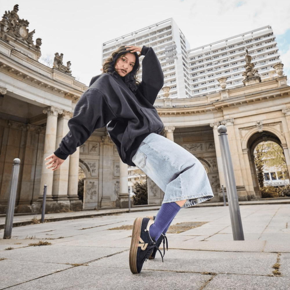 Femme portant des baskets basses W3700-14 de Rieker Sport.