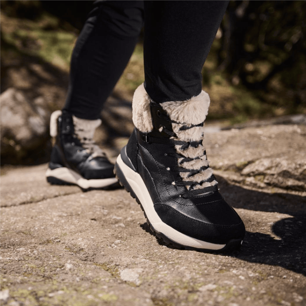 Frau trägt Winterschuhe w2571-00 mit Thermosohle von Rieker.