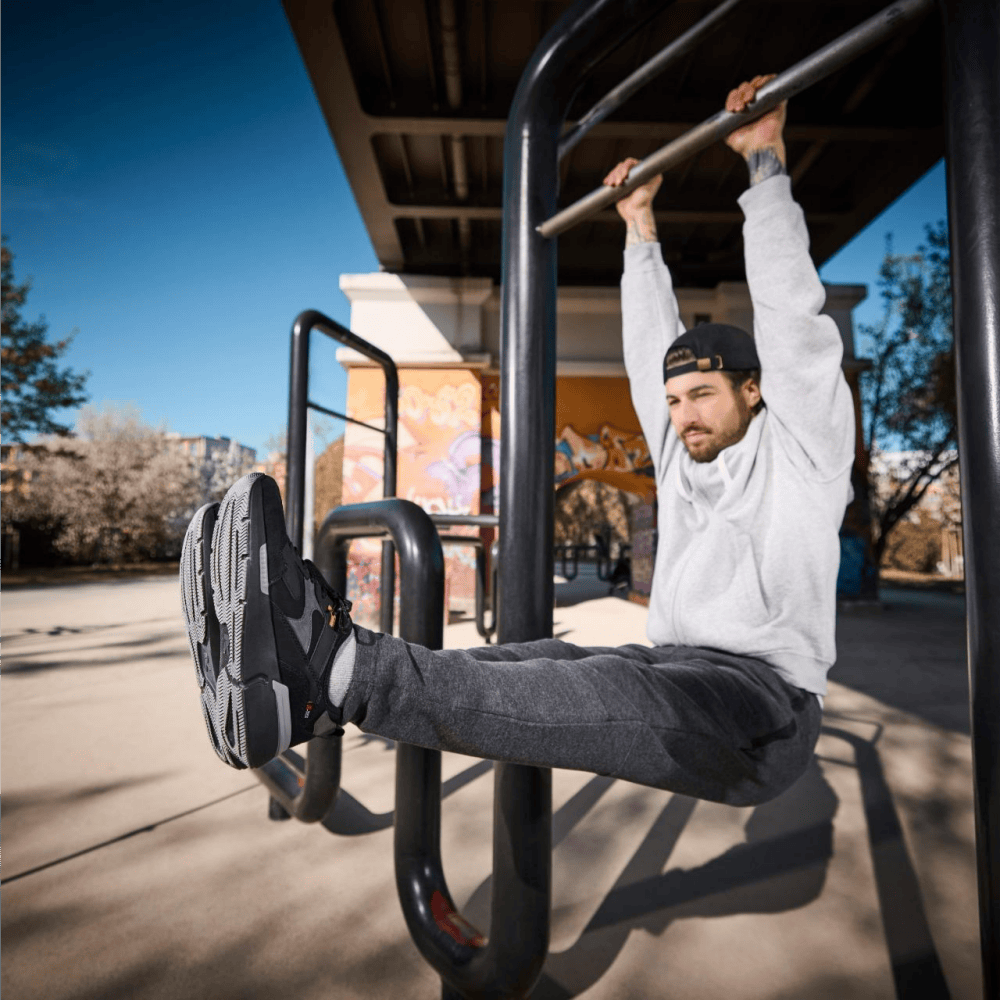 La femme et l\'homme s\'entraînent sur des vélos d\'intérieur en portant les baskets Rieker pour hommes U1403-14 et les baskets Rieker pour femmes M6061-52.