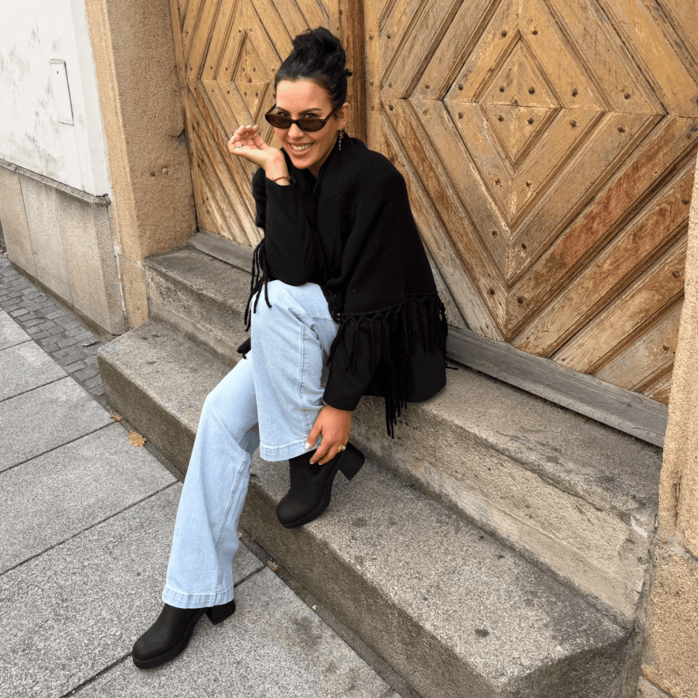 Evas @vendewaa trägt schwarze Chelsea Boots von Rieker.