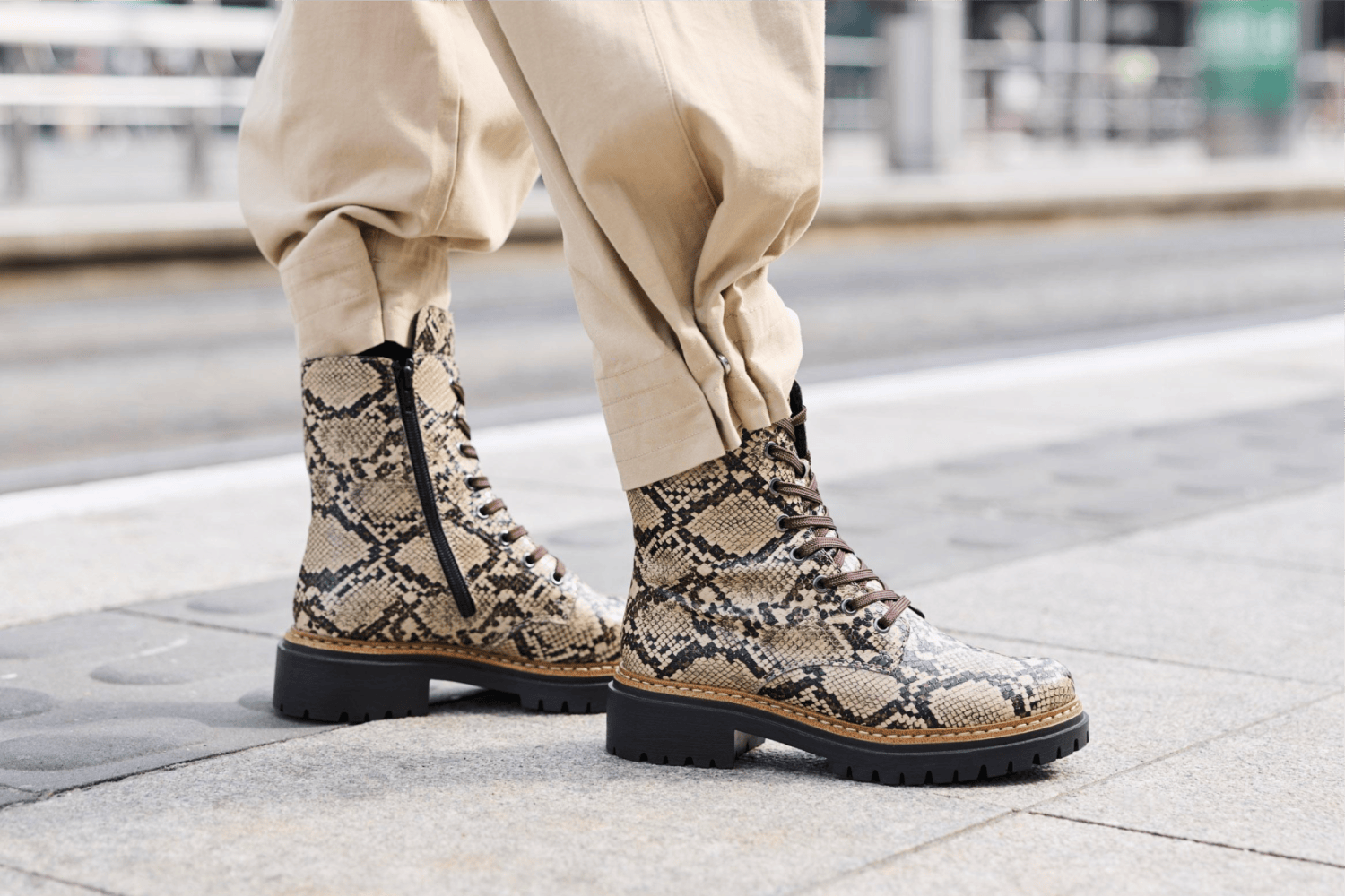 Biker Boots 72627-20 mit Schlangenprint von Rieker.