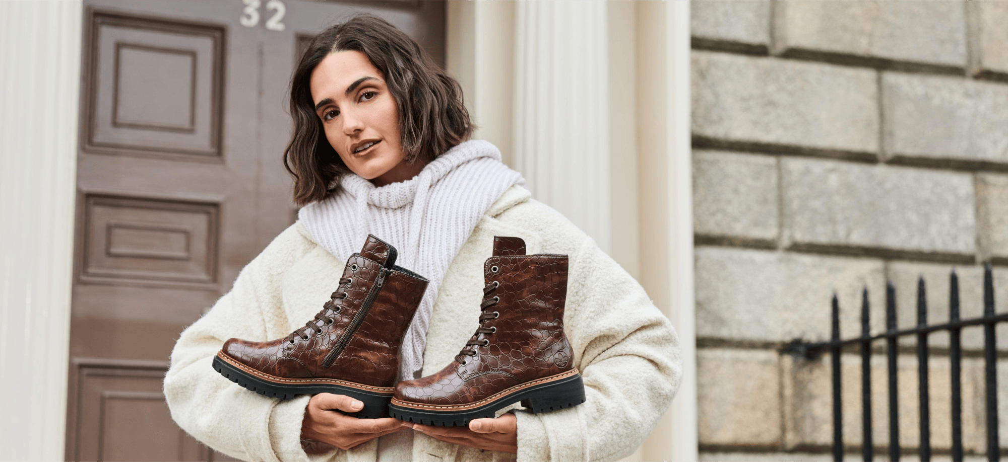 Frau zeigt Rieker Boots 72627-25 aus der aktuellen Herbstkollektion.