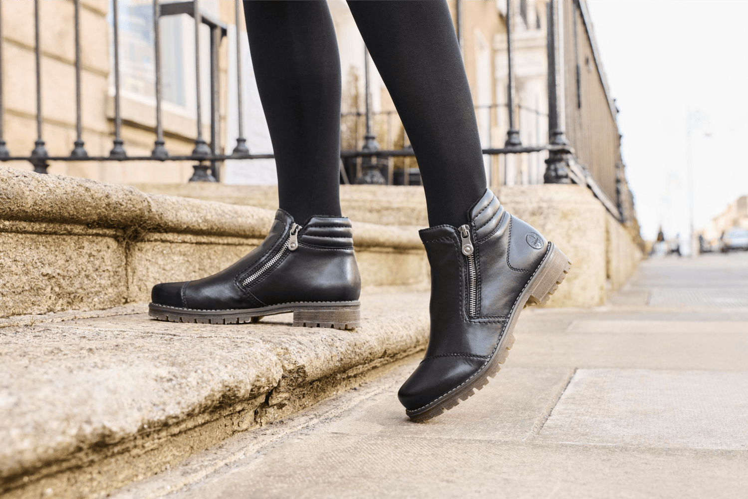 Kurzstiefel 79550-00 von Rieker.