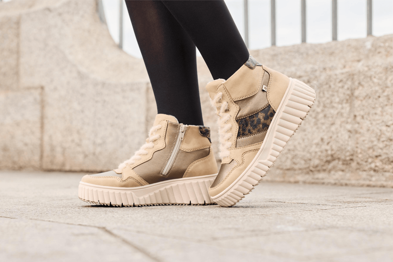 Baskets N2508-60 aux accents métalliques.