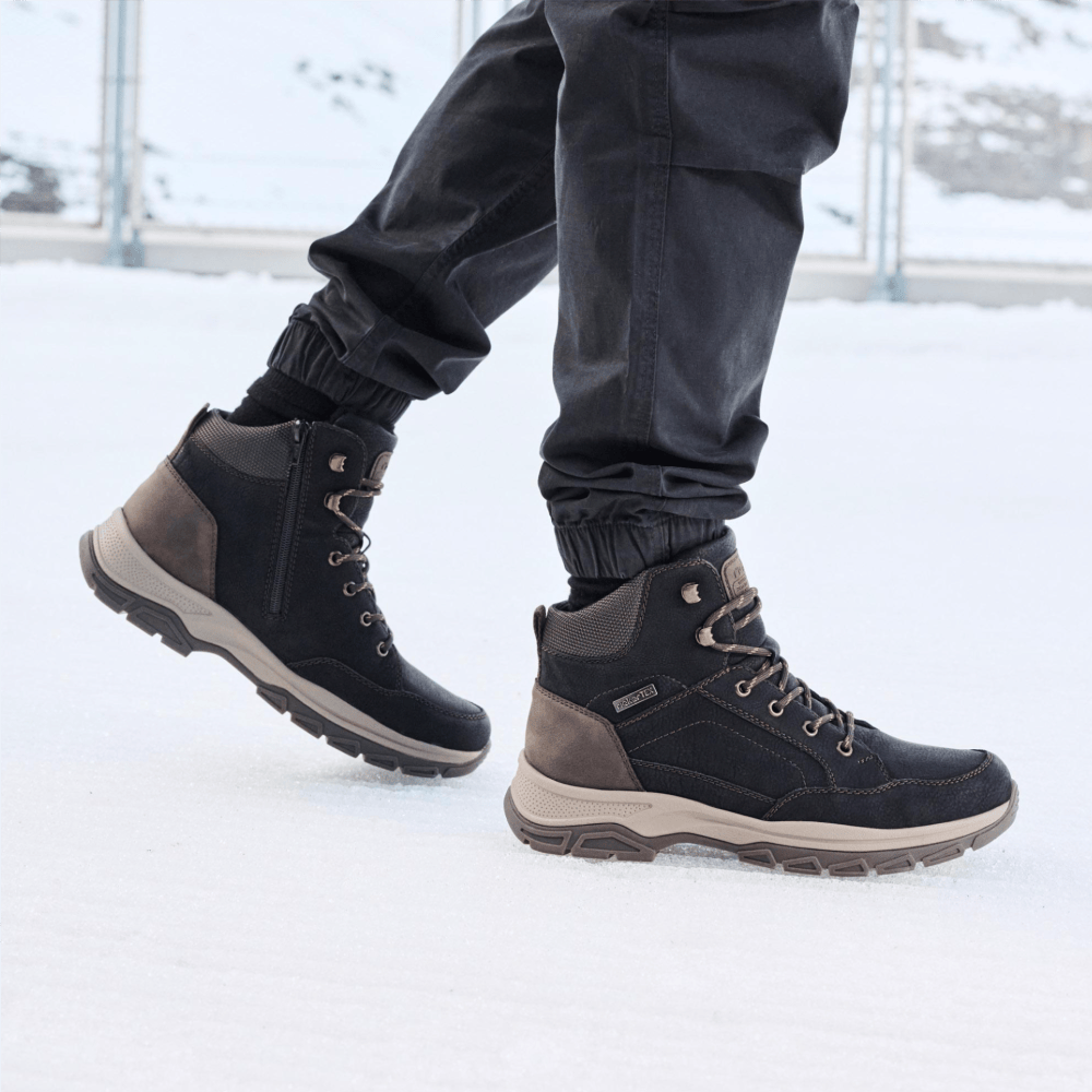 Rieker Winterstiefel 30212-00 mit warmen Schurwoll-Futter schützt vor Kälte.