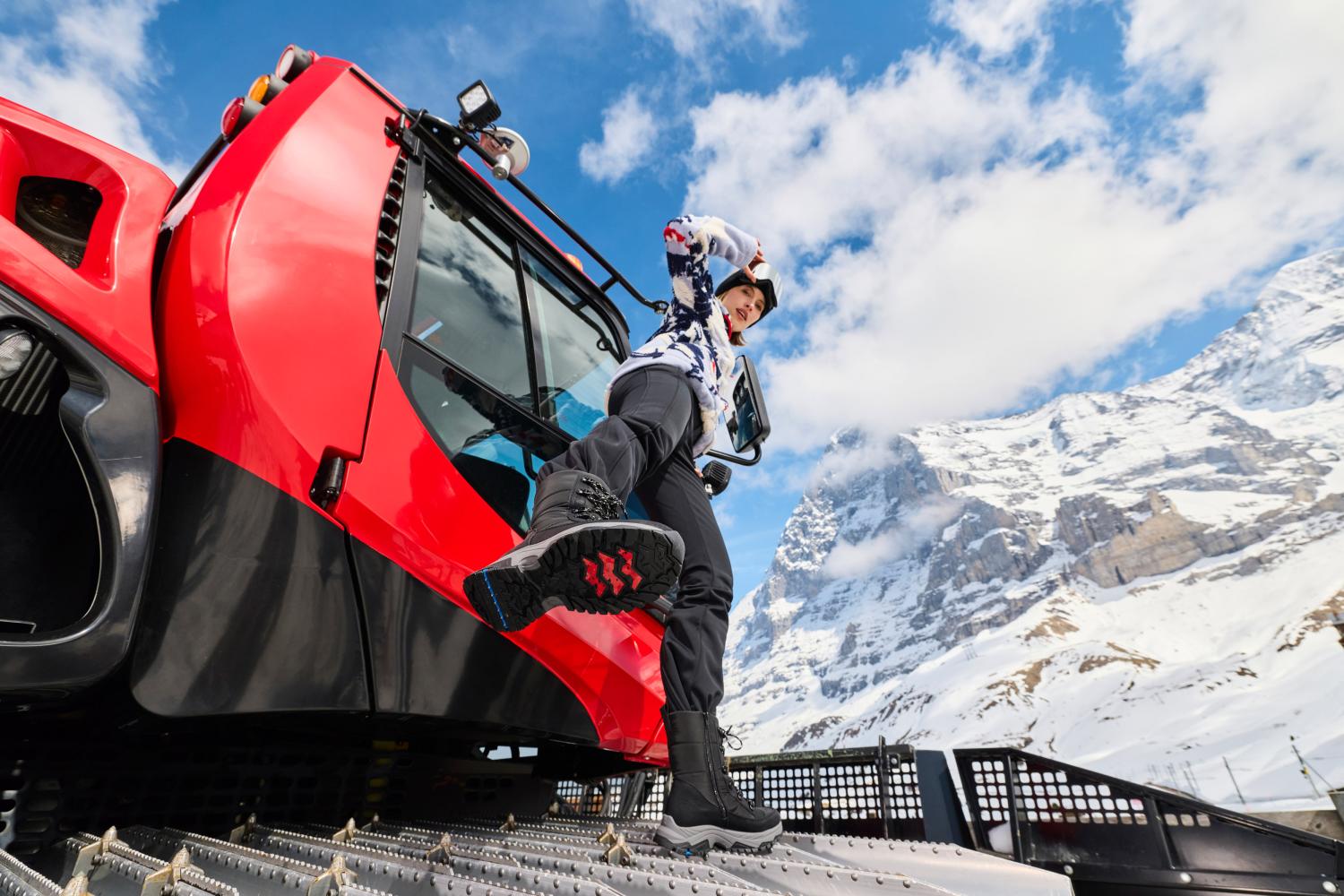 Une femme porte des bottes d\'hiver Rieker z3950-00 dotées de la fonction Glacier Grip.