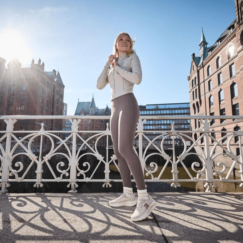 Frau joggt in Rieker Sport Schuhen.