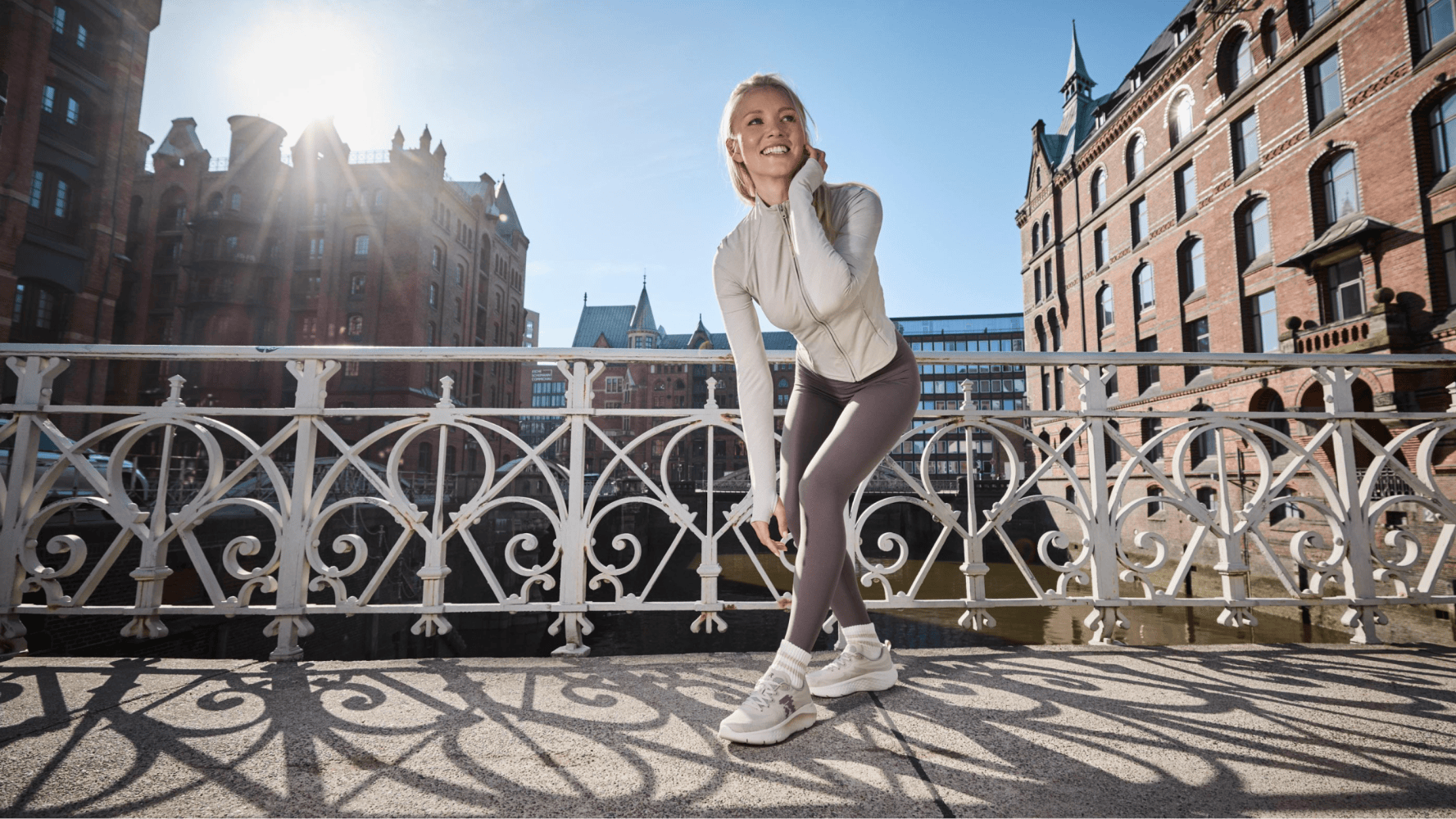 Frau joggt in Rieker Sport Schuhen.