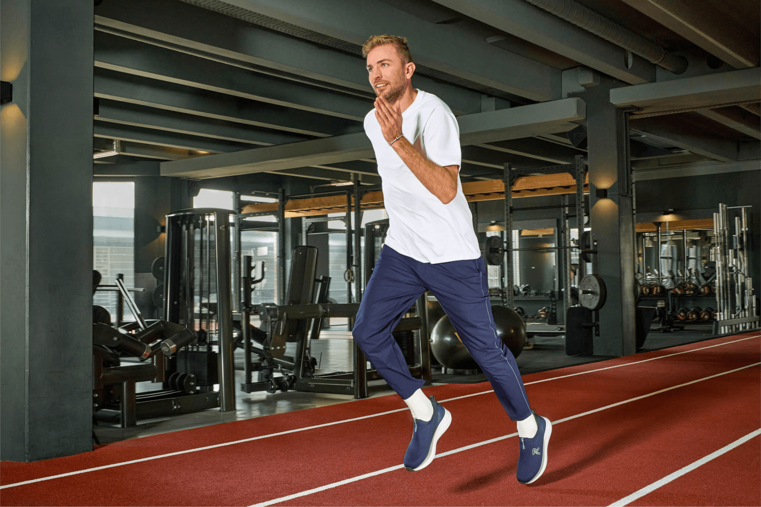 Christoph Kramer beim Joggen mit Sport Sneaker von Rieker u4100-14