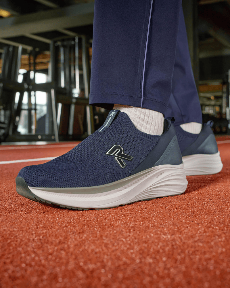 rieker Schuhe zum reinschlüpfen mit Christoph Kramer und Fußball