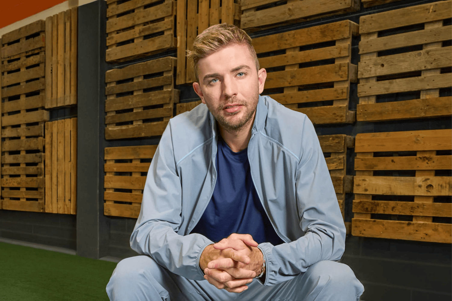 Fußballer Christoph Kramer mit Rieker Sport Sneaker