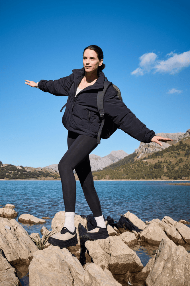 Frau joggt in Rieker Sport Sneaker Stratfort W3500-60