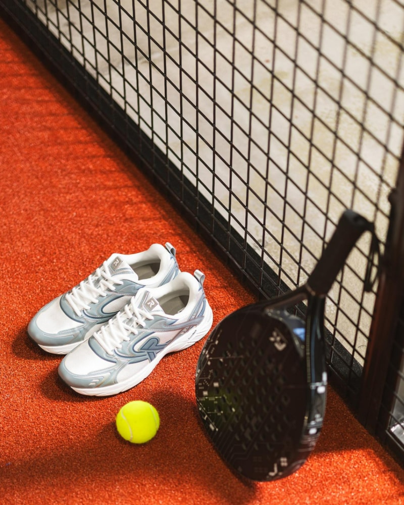 sportliche Rieker Schuhe in weiß bal auf dem Padel Court