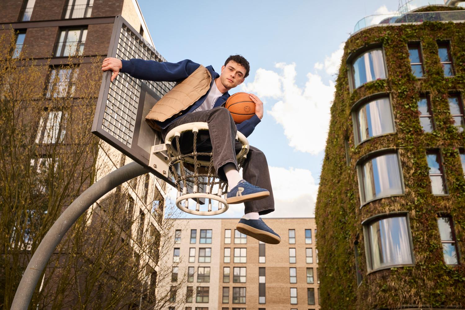 Mann auf dem Basketballplatz mit Rieker Sneaker u2200-13.