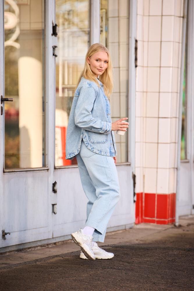 une femme portent des baskets basses de Rieker.