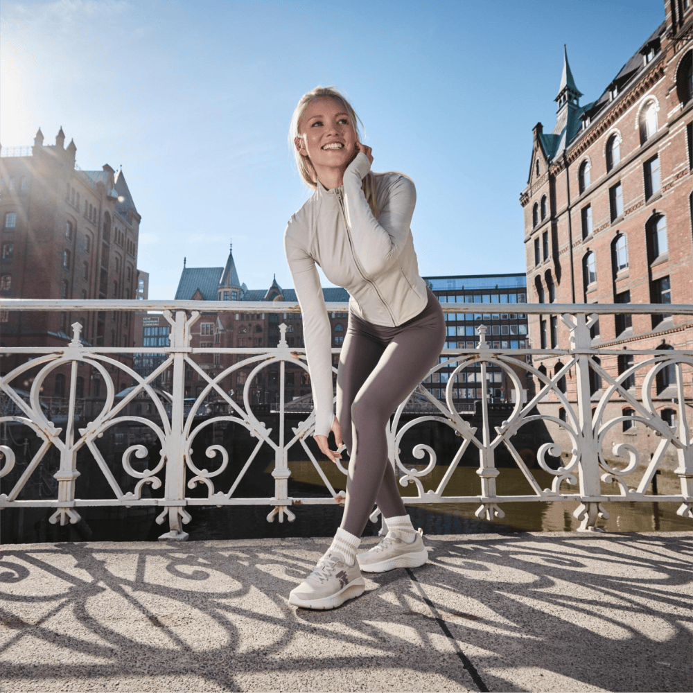 Une femme court avec des chaussures de course Rieker