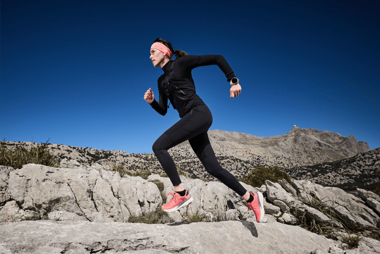 Frau trägt Rieker Sneaker Kaweka w4501-33 beim Trailrunning.