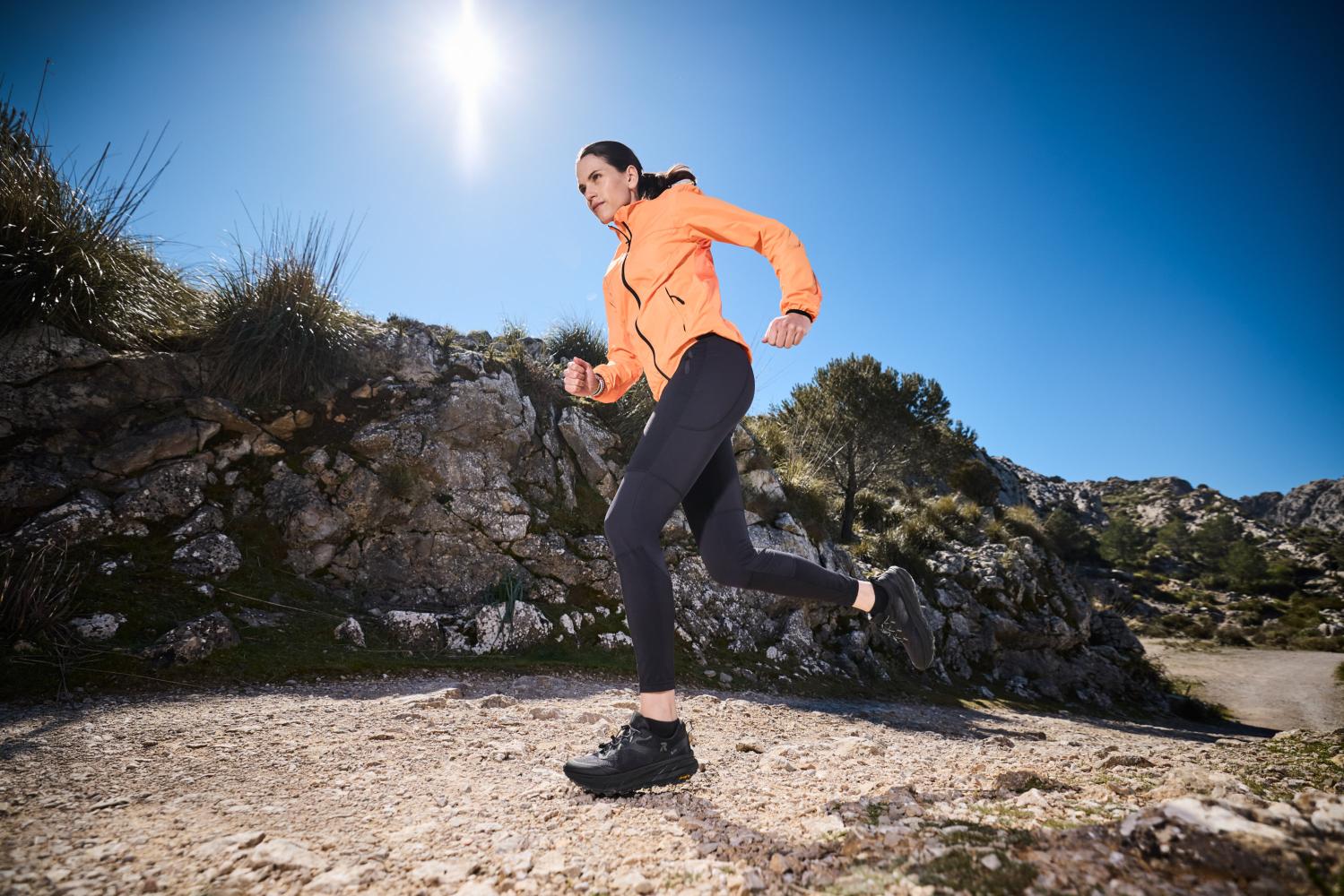 Frau trägt Rieker Sneaker Kaweka W4502-00 beim Trailrunning.