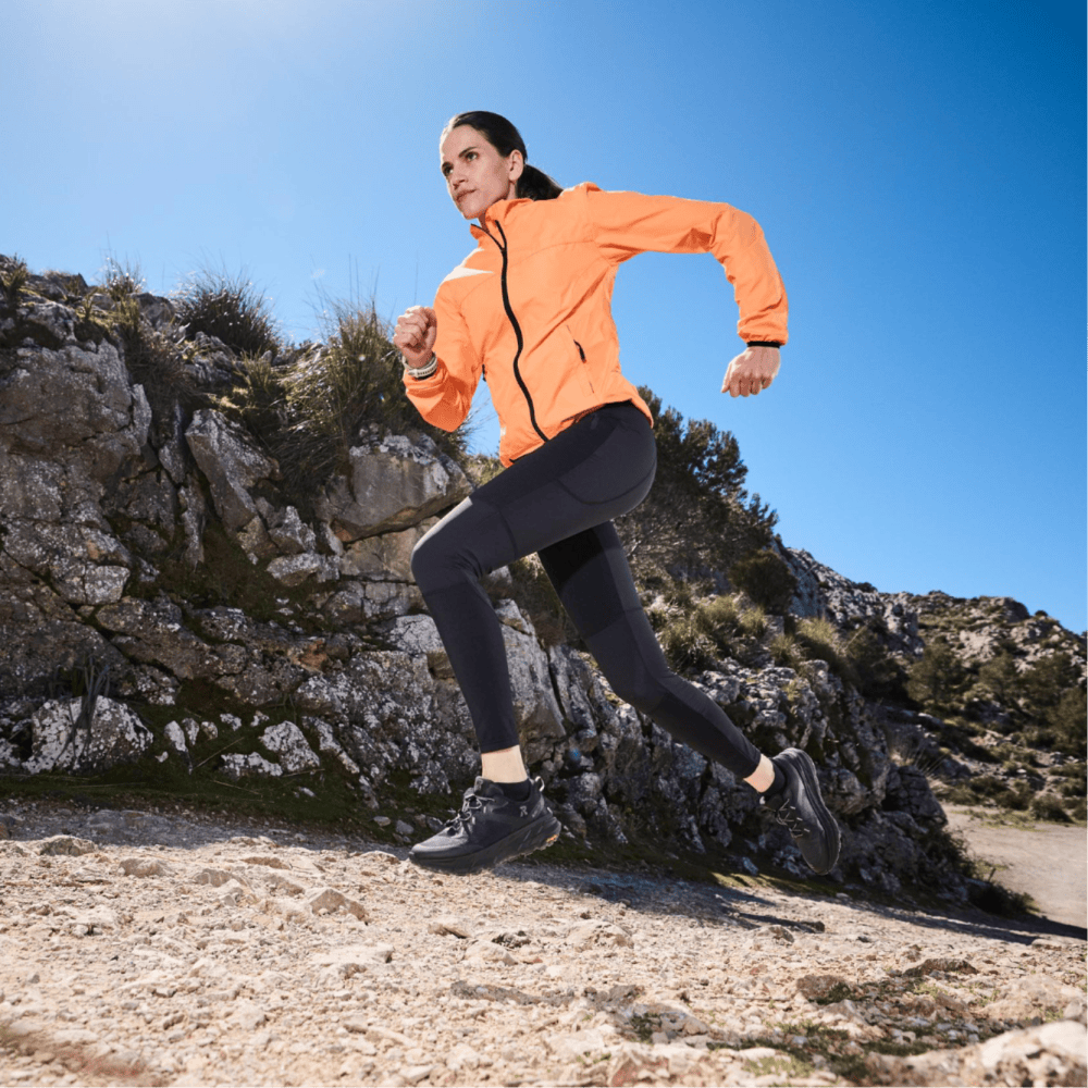 Frau trägt Trekking Schuhe von Rieker.