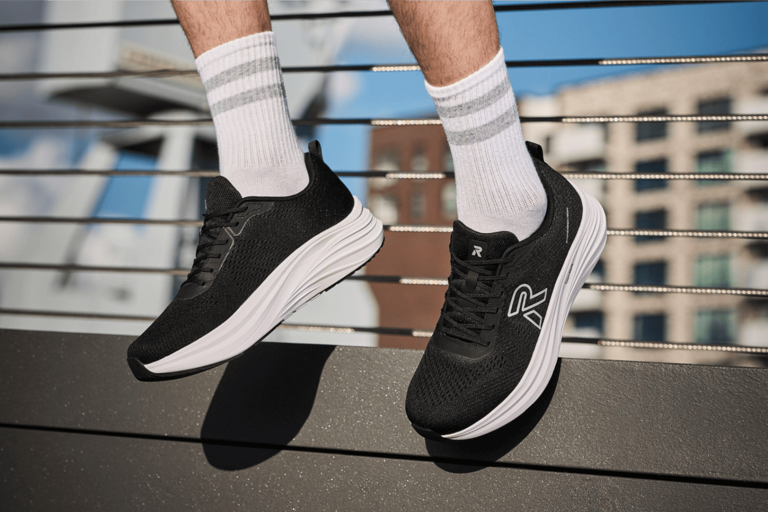 Mann trägt Laufschuhe Melton U4101-00 von Rieker.