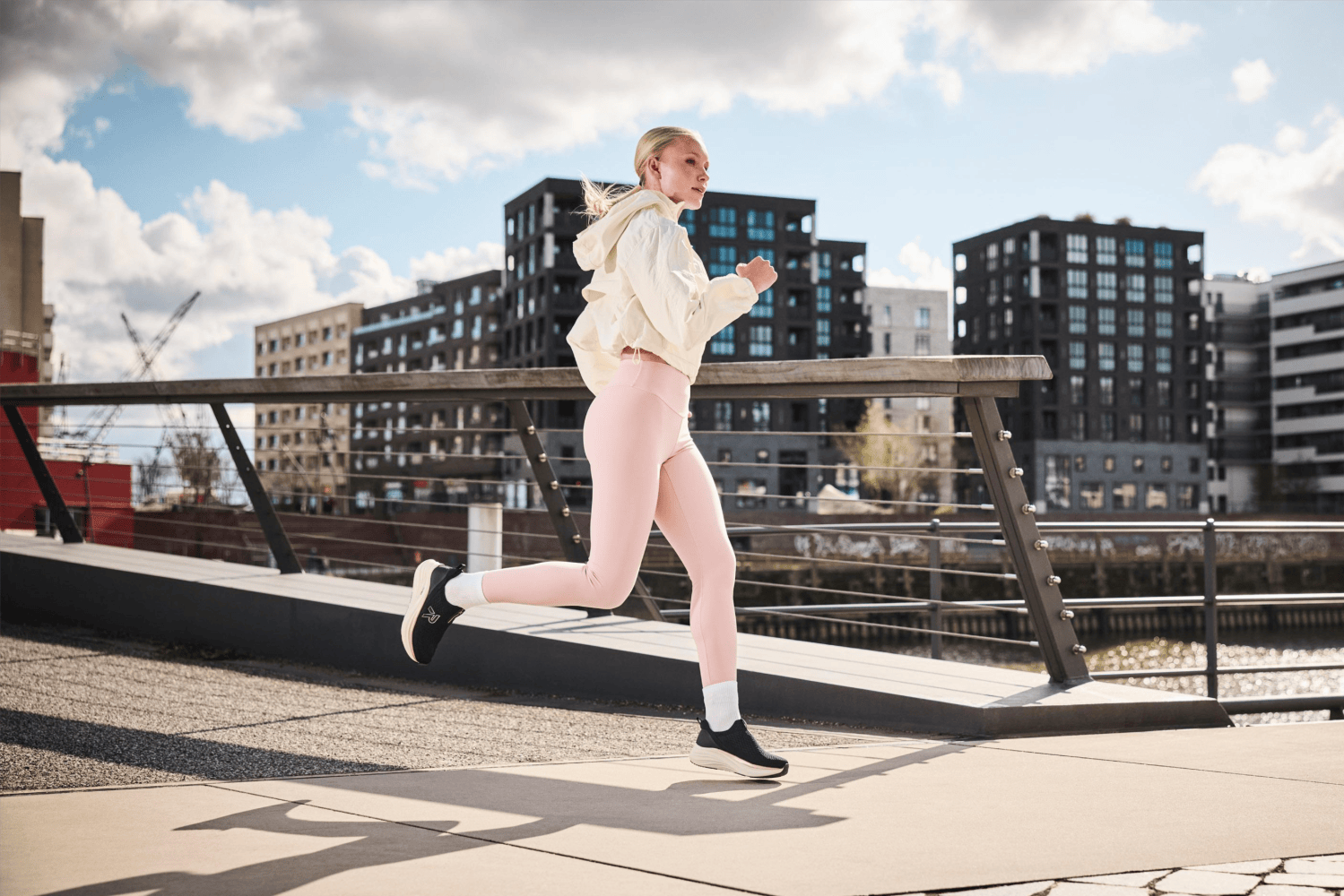 Frau trägt Rieker Sport Laufschuhe W4100-01.
